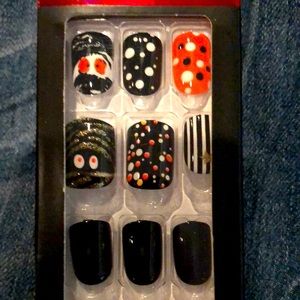 Limited Edition Press on Halloween nails short length New 30 nails.